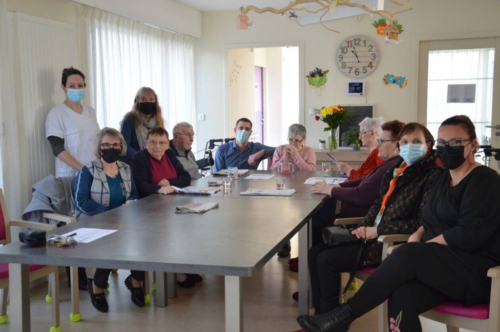 Photo d'un article de presse sur lequel on voit des personnes atteintes de la Maladie d'Alzheimer et apparentées en domicile partagés.